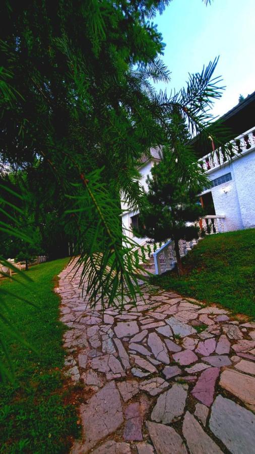 Bujtina Te Grima Hotel Theth Bagian luar foto